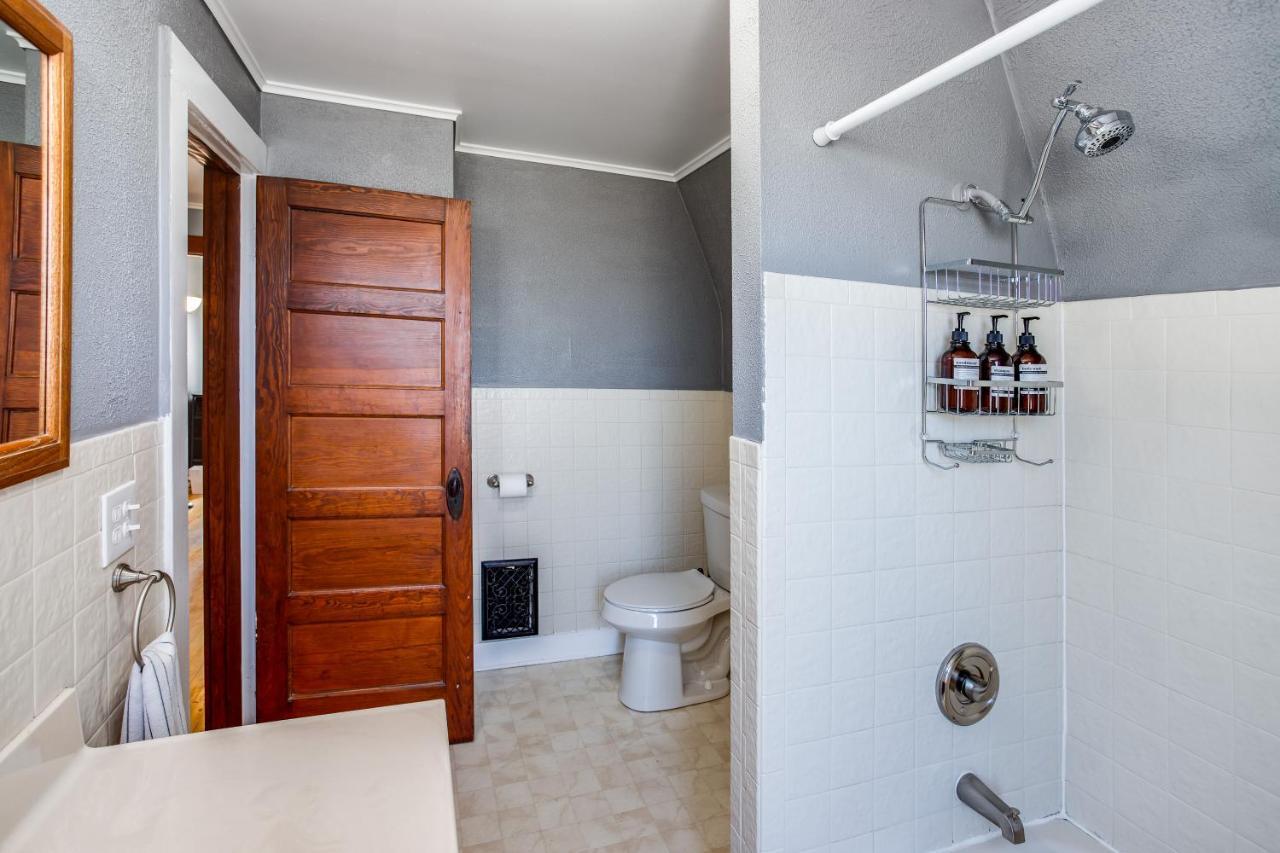 Spacious Home With In-Unit Laundry, Parking, 1Gb Wifi, & Patio Deck 로체스터 외부 사진