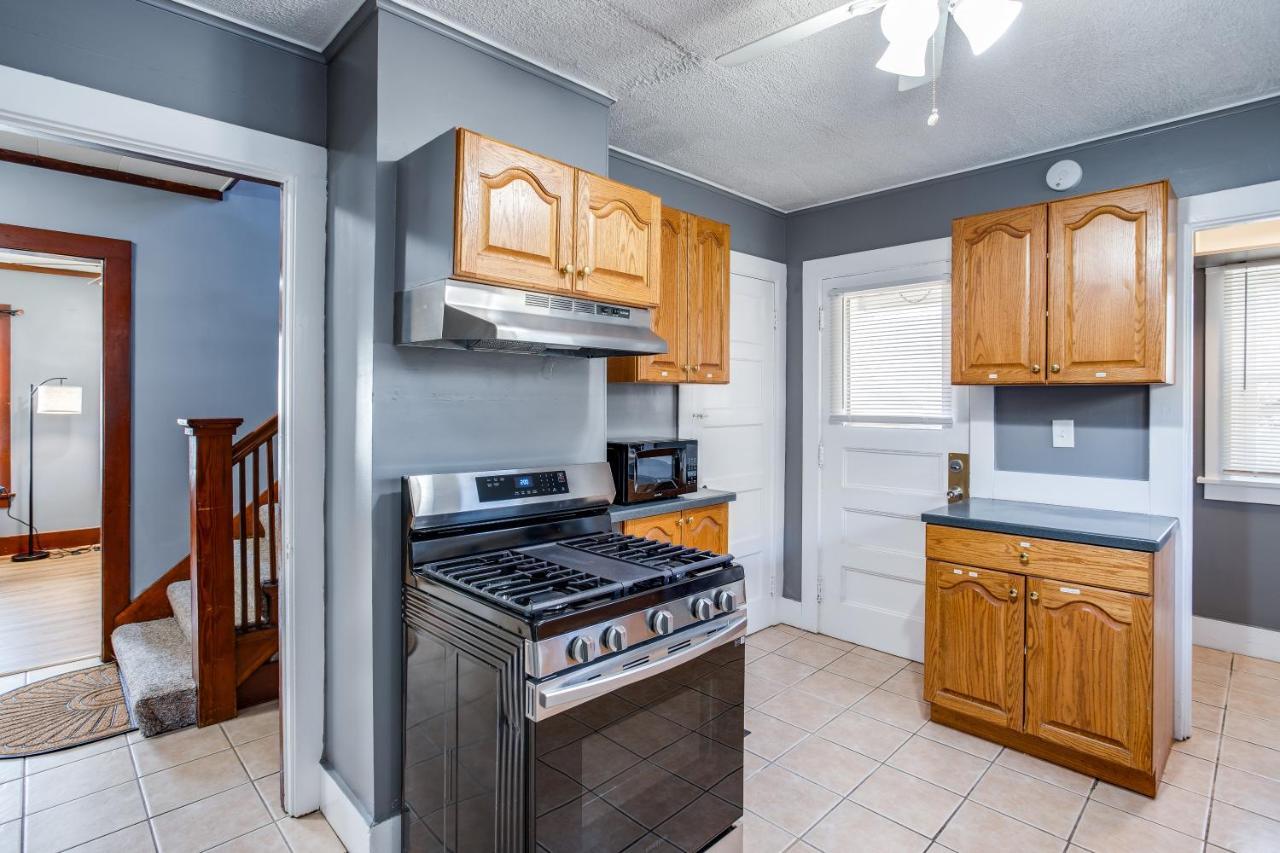 Spacious Home With In-Unit Laundry, Parking, 1Gb Wifi, & Patio Deck 로체스터 외부 사진