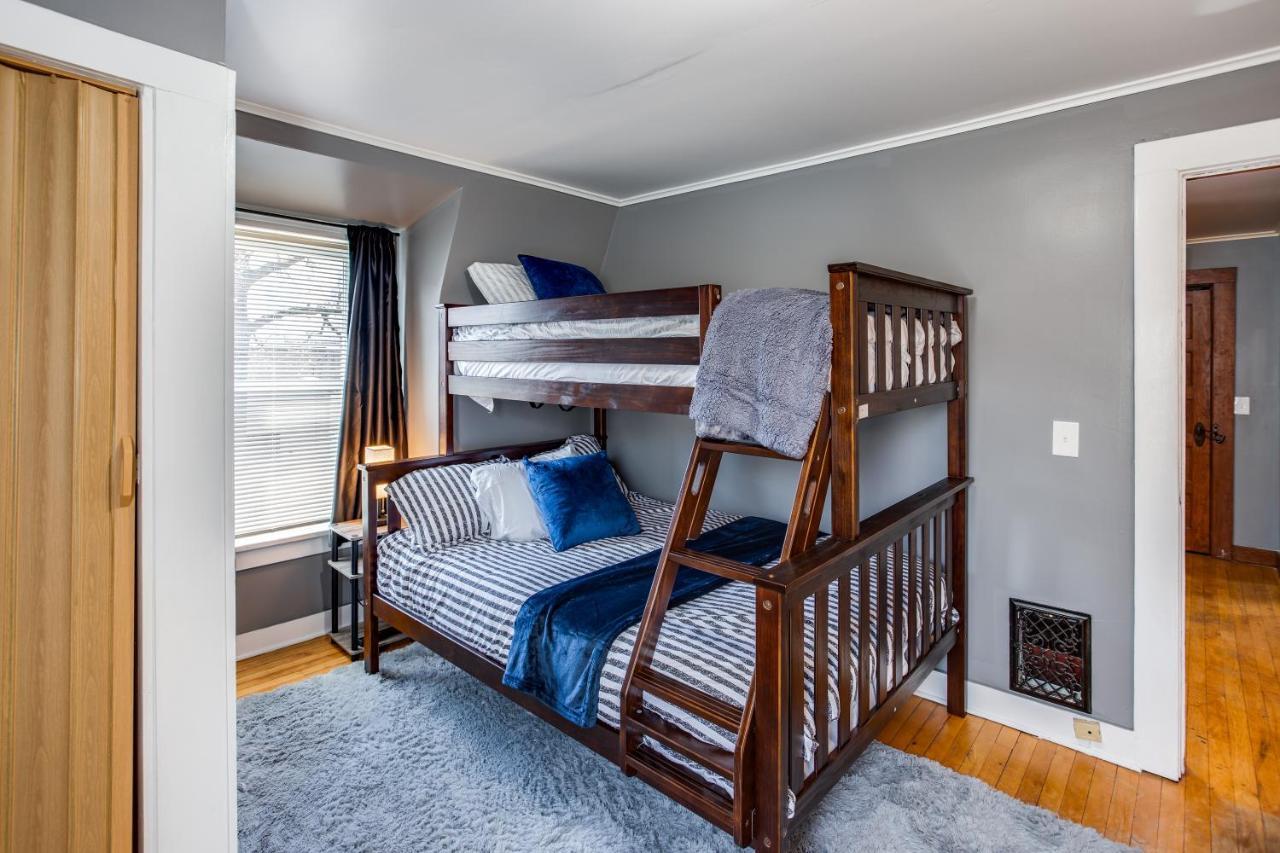 Spacious Home With In-Unit Laundry, Parking, 1Gb Wifi, & Patio Deck 로체스터 외부 사진