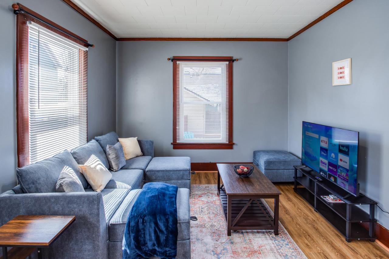 Spacious Home With In-Unit Laundry, Parking, 1Gb Wifi, & Patio Deck 로체스터 외부 사진